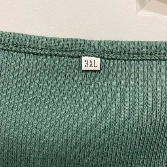 NWOT plus ribbed green tank with three snap buttons 3xl boutique - Picture 3 of 3